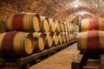 ワインの発酵、熟成中に使うオーク樽とステンレスタンク